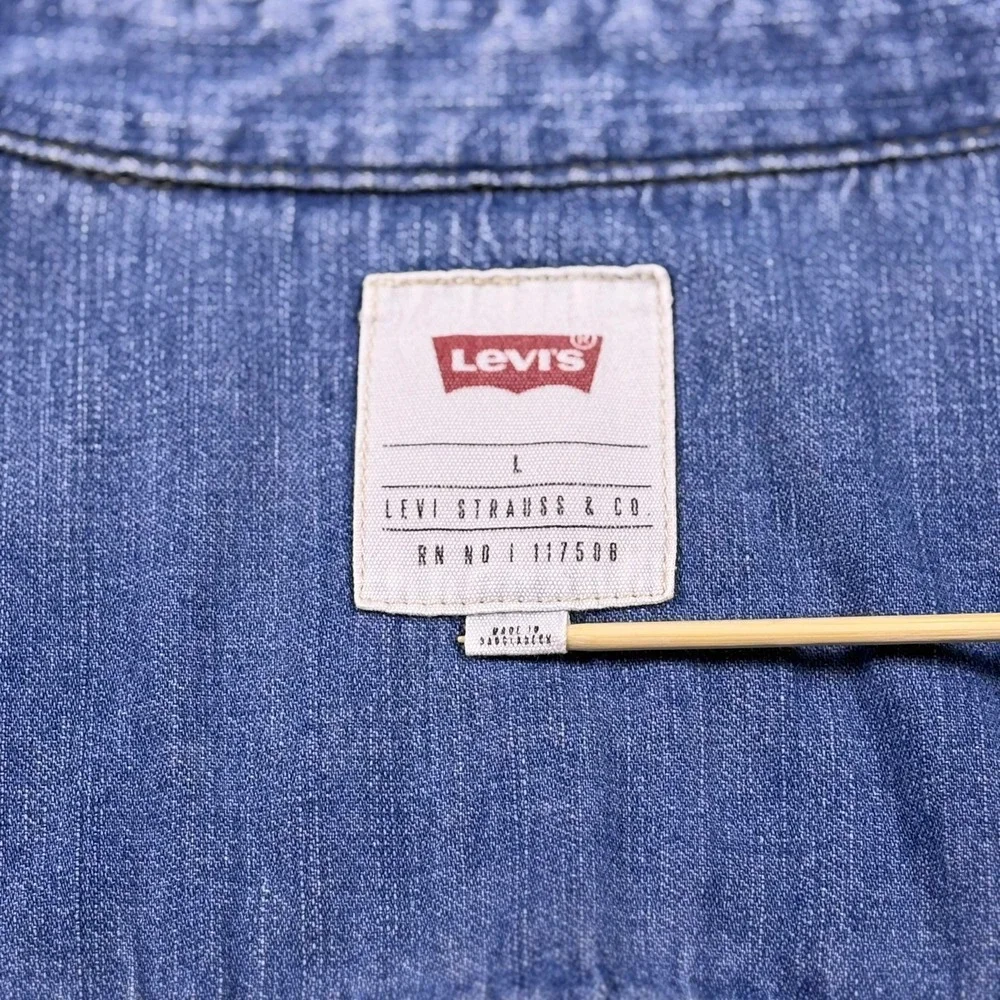 Levi's Denim Snap Shirt Medium Wash Button Up Unisex‎ L Coastal Cowgirl Western